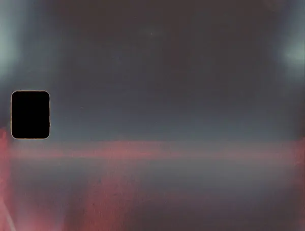 Yumuşak bir ışık sızıntısı ve sıcak film yanığı içeren gerçekçi film dokusu. Retro görsel projeler, kaplamalar ve klasik film estetiği için mükemmel. Klasik film çerçevesinde ışık sızıntısı olan film yanığı.