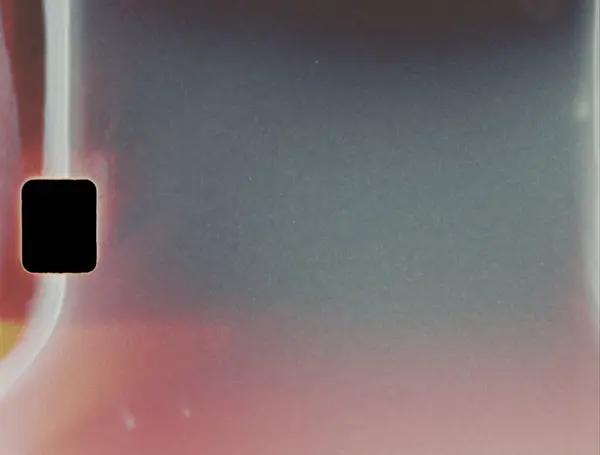 Yumuşak bir ışık sızıntısı ve sıcak film yanığı içeren gerçekçi film dokusu. Retro görsel projeler, kaplamalar ve klasik film estetiği için mükemmel. Klasik film çerçevesinde ışık sızıntısı olan film yanığı.