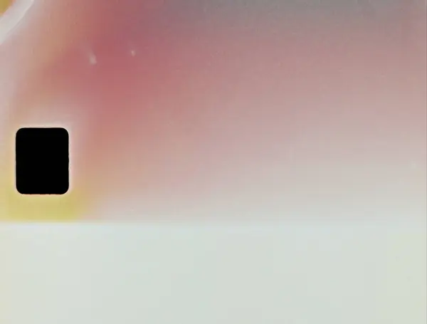 Yumuşak bir ışık sızıntısı ve sıcak film yanığı içeren gerçekçi film dokusu. Retro görsel projeler, kaplamalar ve klasik film estetiği için mükemmel. Klasik film çerçevesinde ışık sızıntısı olan film yanığı.