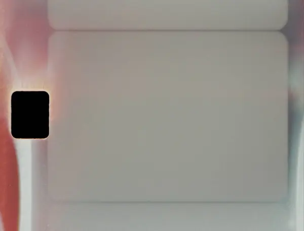 Yumuşak bir ışık sızıntısı ve sıcak film yanığı içeren gerçekçi film dokusu. Retro görsel projeler, kaplamalar ve klasik film estetiği için mükemmel. Klasik film çerçevesinde ışık sızıntısı olan film yanığı.