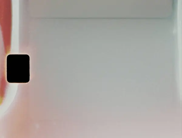 Yumuşak bir ışık sızıntısı ve sıcak film yanığı içeren gerçekçi film dokusu. Retro görsel projeler, kaplamalar ve klasik film estetiği için mükemmel. Klasik film çerçevesinde ışık sızıntısı olan film yanığı.