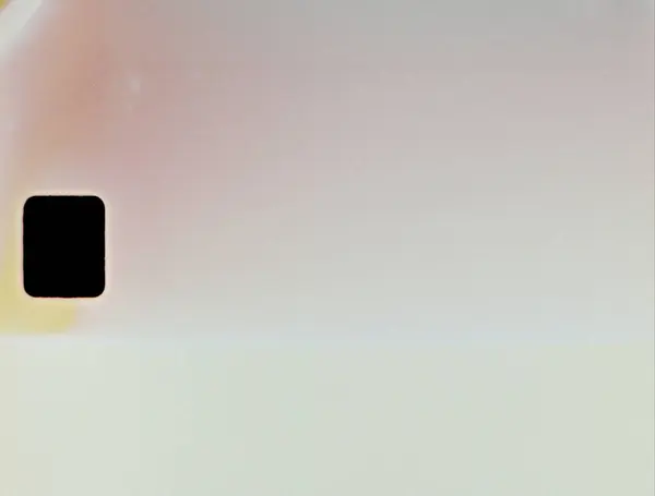 Yumuşak bir ışık sızıntısı ve sıcak film yanığı içeren gerçekçi film dokusu. Retro görsel projeler, kaplamalar ve klasik film estetiği için mükemmel. Klasik film çerçevesinde ışık sızıntısı olan film yanığı.