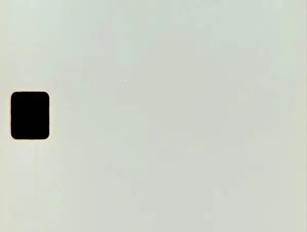 Yumuşak bir ışık sızıntısı ve sıcak film yanığı içeren gerçekçi film dokusu. Retro görsel projeler, kaplamalar ve klasik film estetiği için mükemmel. Klasik film çerçevesinde ışık sızıntısı olan film yanığı.