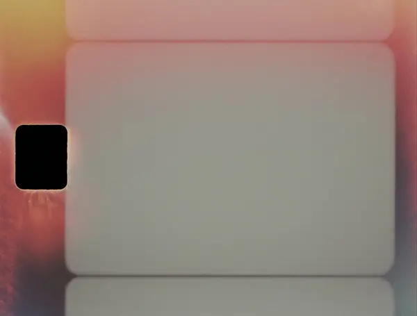 Yumuşak bir ışık sızıntısı ve sıcak film yanığı içeren gerçekçi film dokusu. Retro görsel projeler, kaplamalar ve klasik film estetiği için mükemmel. Klasik film çerçevesinde ışık sızıntısı olan film yanığı.