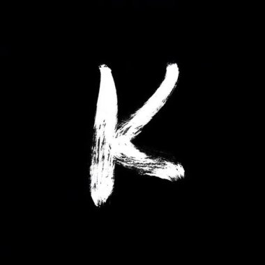 Siyah renkli K harfi. Alfabe harfi. izole.