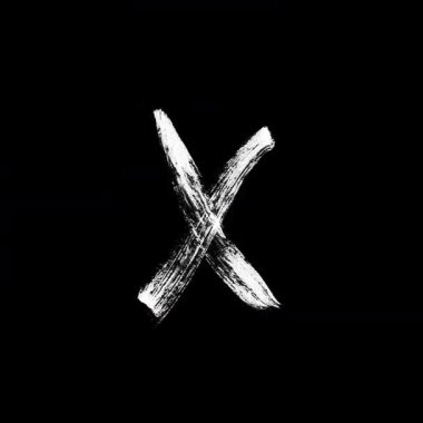 Siyah arka planda beyaz haç ve siyah boya. Haç işareti. Çapraz. Çapraz. boya fırçası