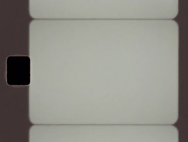 Beyaz arkaplanı olan boş bir siyah film kamerasının yakın çekimi