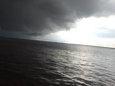 Nehirden gelen bir fırtınanın görüntüsü