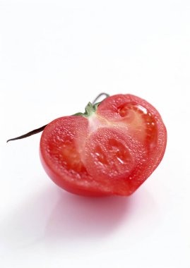 Beyaz arkaplanda kırmızı domates izole