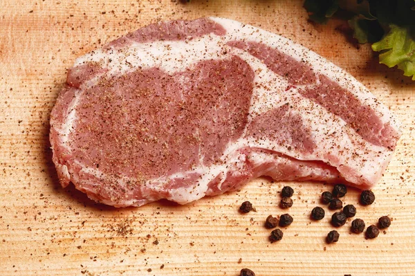 Daging Sapi Mentah Dengan Rempah Rempah Dan Rempah Rempah — Stok Foto