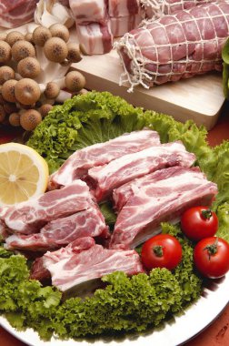 Beyaz arka planda çiğ et ve sebzeler