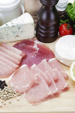 Ahşap arka planda farklı et ve sebze türleri