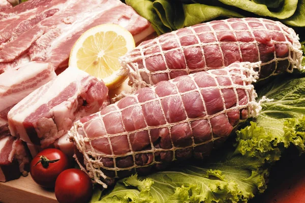 Carne Crua Verduras Conselho Madeira — Fotografia de Stock