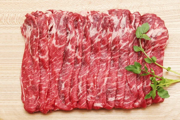 生の牛肉にスパイスとハーブ — ストック写真