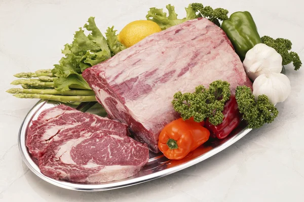 Carne Cruda Con Verduras Especias Sobre Fondo Blanco —  Fotos de Stock