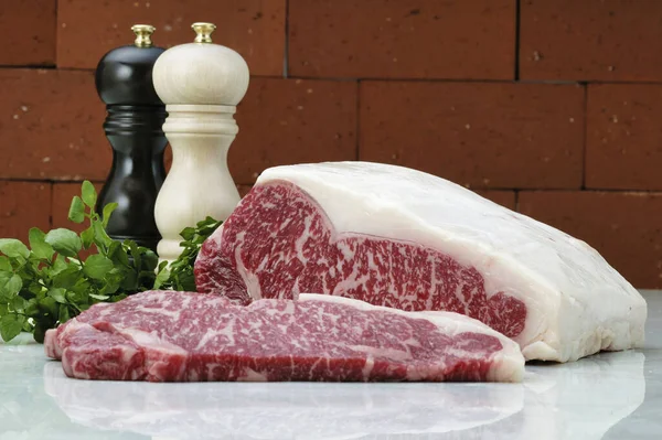 Rått Nötkött Kött Med Kryddor Och Örter Trä Bakgrund — Stockfoto