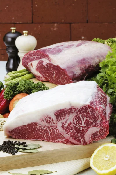 Carne Verduras Crudas Una Tabla Madera —  Fotos de Stock