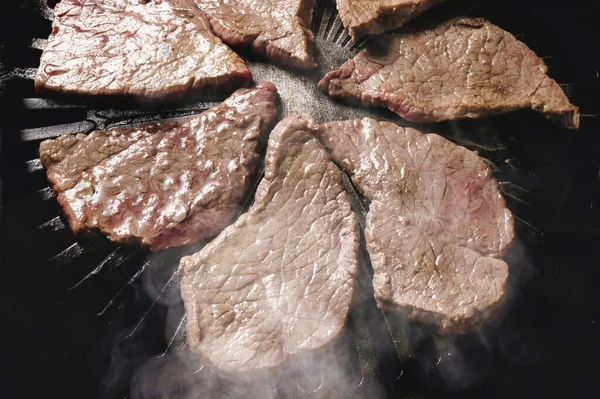 Syrový Hovězí Steak Kořením Bylinkami — Stock fotografie