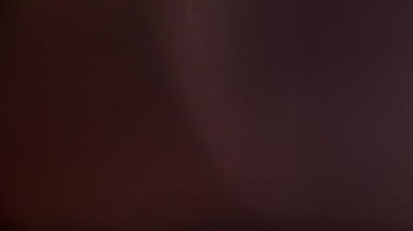 Işık efektleri sızdırıyor. neon parlaklık örtüsü