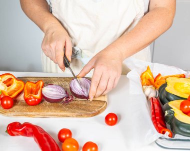 Bal kabağı, biber, domates, soğan, sarımsak çorbası. Bıçak ve kesim tahtası kullanarak.