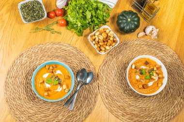 Kabak çorbası ve kıtır ekolojik stantların üzerine ekolojik tabaklar, sebzelerin, balkabağının, dilimlenmiş ekmeğin ve baharatların sıralandığı ahşap bir masaya konur.