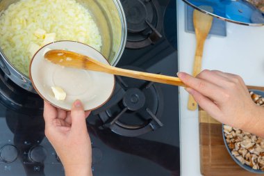 Mantar, patates, soğan, sarımsak çorbası pişirmek için bıçak ve kesim tahtası kullanmak.