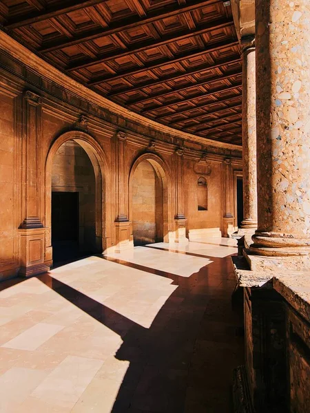 eski bir binanın koridoru