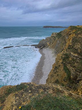Portekiz kıyısındaki renkli kayalıklar