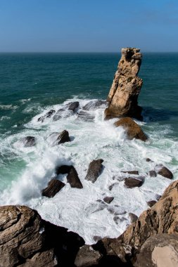 Akşamları Atlantik kıyısındaki kayalıklara ve kumlu plajlara bakın.