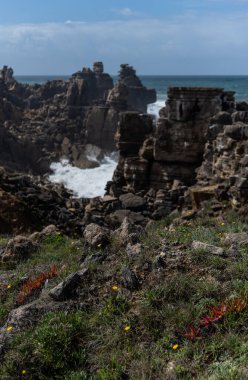 Akşamları Atlantik kıyısındaki kayalıklara ve kumlu plajlara bakın.