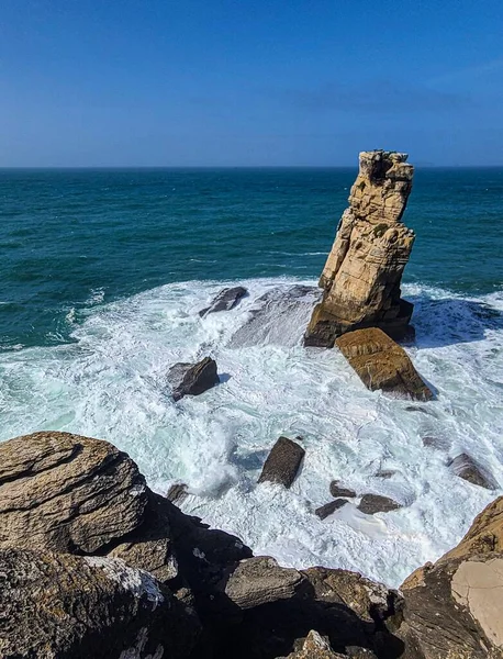 Atlantik Okyanusu 'ndaki kayalar 