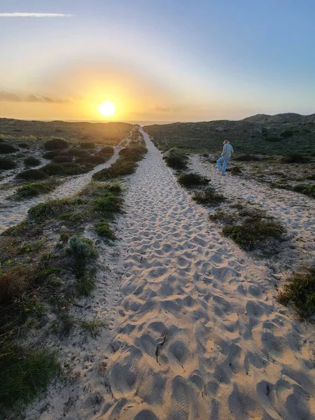 Gün batımından önce kumulların üzerinden yürü.
