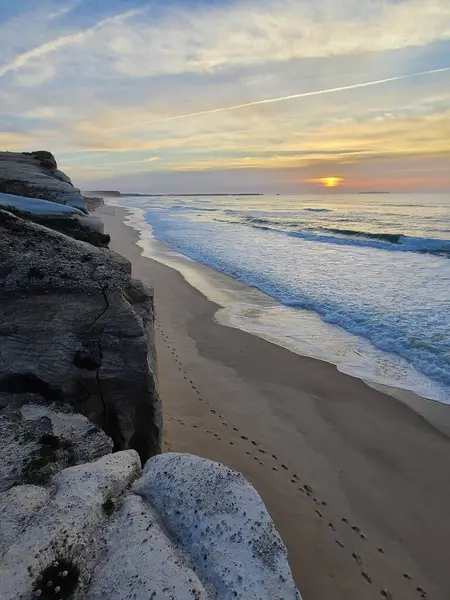 Akşamları Atlantik kıyısındaki kayalıklara ve kumlu plajlara bakın.