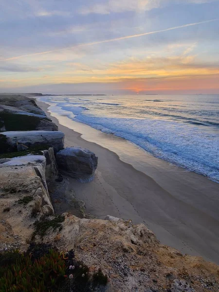 Akşamları Atlantik kıyısındaki kayalıklara ve kumlu plajlara bakın.