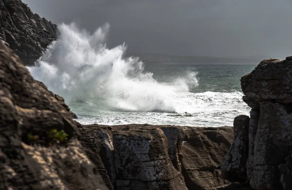Akşamları Atlantik kıyısındaki kayalıklara ve kumlu plajlara bakın.