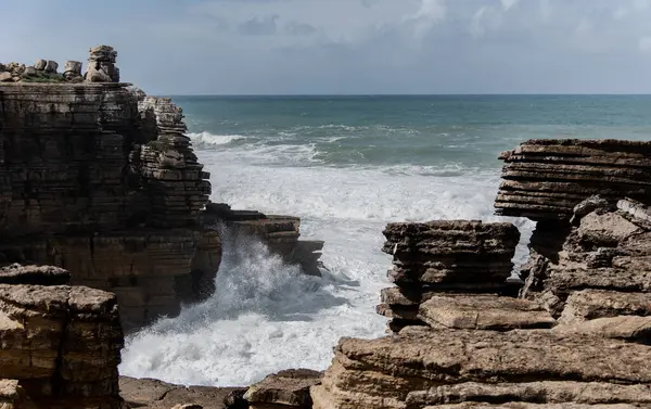 Akşamları Atlantik kıyısındaki kayalıklara ve kumlu plajlara bakın.
