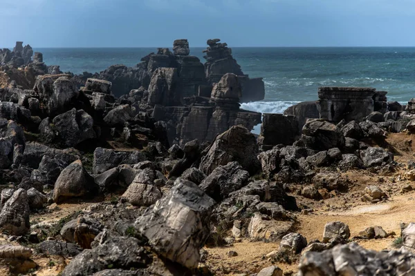 Akşamları Atlantik kıyısındaki kayalıklara ve kumlu plajlara bakın.