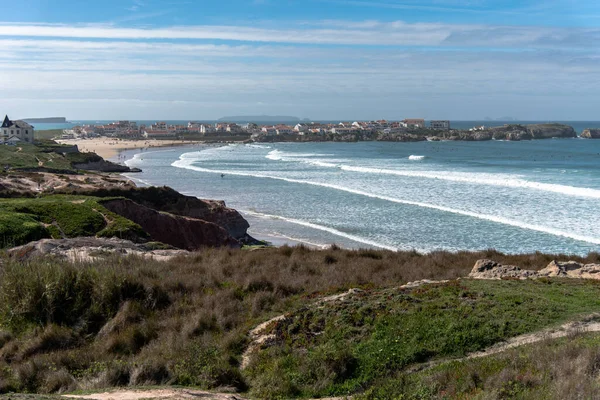 Akşamları Atlantik kıyısındaki kayalıklara ve kumlu plajlara bakın.