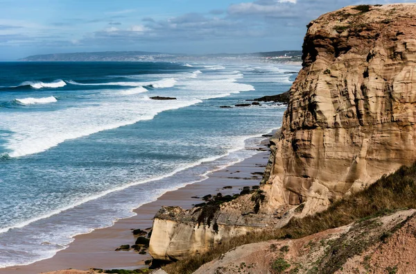 Akşamları Atlantik kıyısındaki kayalıklara ve kumlu plajlara bakın.