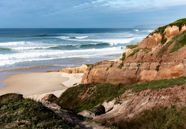 Portekiz sahilindeki kızıl kum kayalıkları