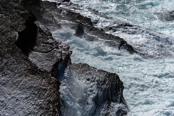 Portekiz sahilindeki kızıl kum kayalıkları