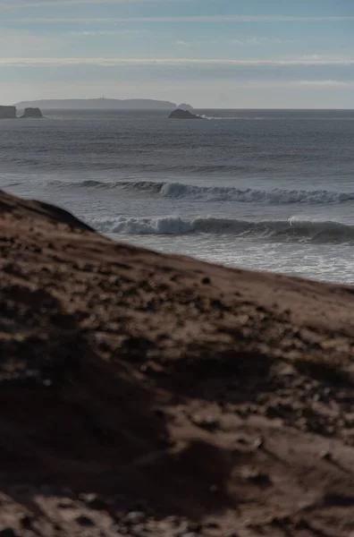 Portekiz sahilindeki kızıl kum kayalıkları