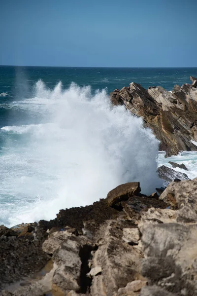 Portekiz sahilindeki kızıl kum kayalıkları