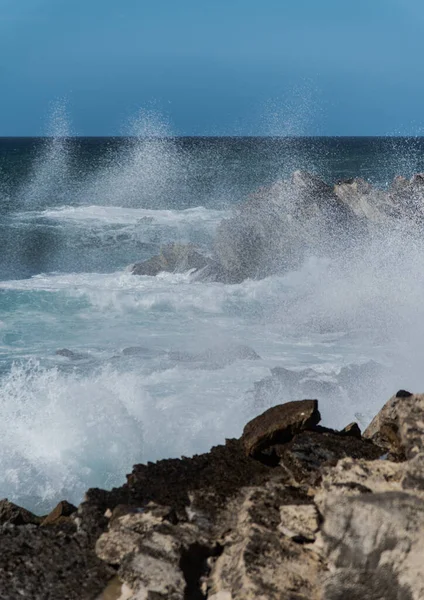 Portekiz sahilindeki kızıl kum kayalıkları