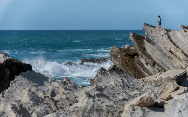 Portekiz sahilindeki kızıl kum kayalıkları