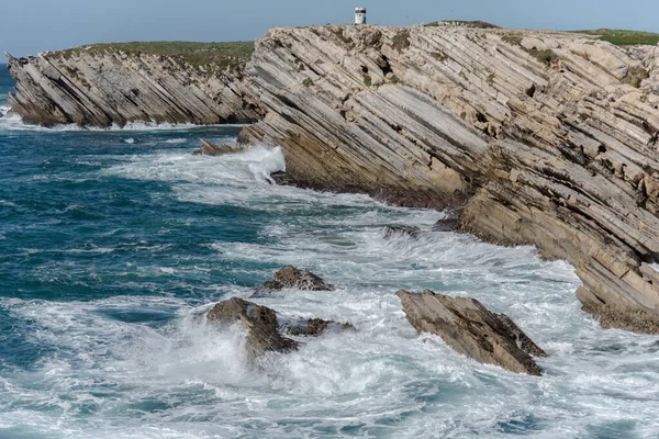 Portekiz sahilindeki kızıl kum kayalıkları