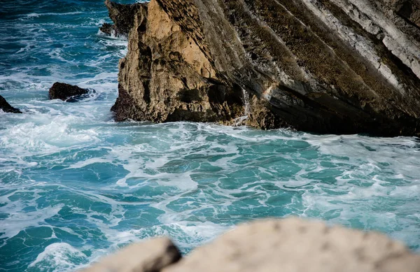 Portekiz sahilindeki kızıl kum kayalıkları
