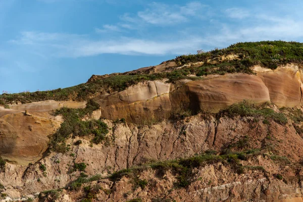 Portekiz sahilindeki kızıl kum kayalıkları