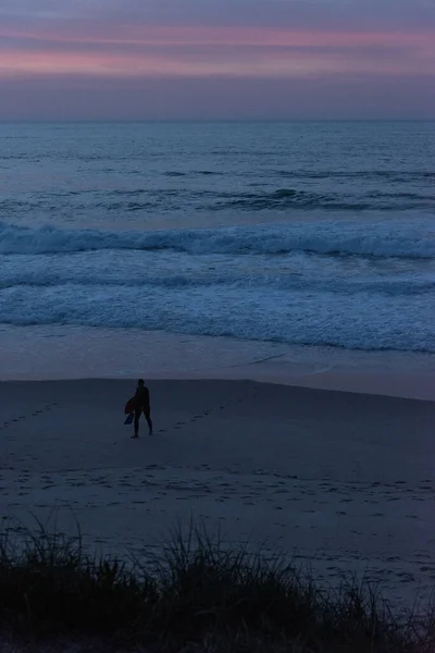 Akşamları Atlantik kıyısındaki kayalıklara ve kumlu plajlara bakın.