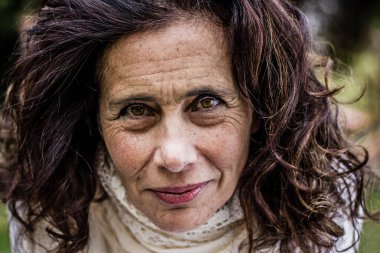 Derin bakışlı, olgun, çekici bir kadının yüksek kontrastlı portresi. Şehvetli, genç bir bayanı yakından çek. Kırışıklıklar, cilt bakımı, orta yaşlı insan kavramları